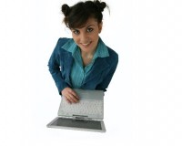 Jeune femme tenant un ordinateur portable