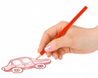 Main dessinant une voiture au crayon rouge
