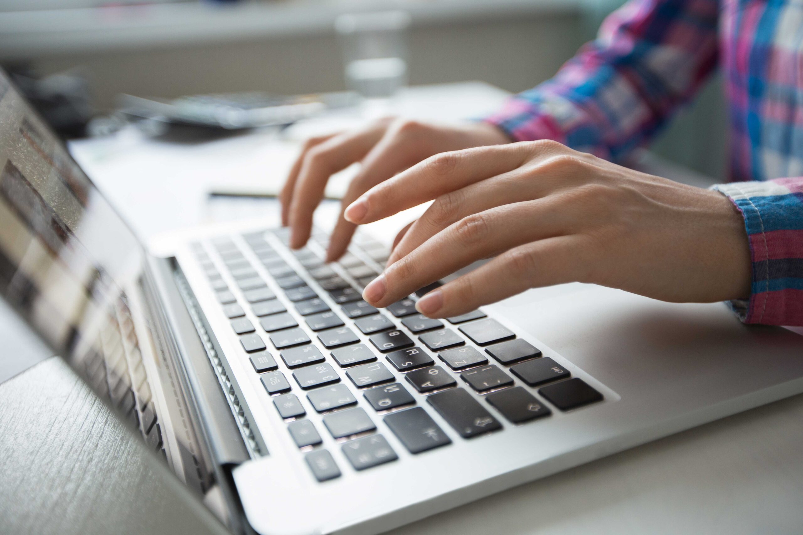 Personne entrain de taper sur un clavier d'ordinateur portable